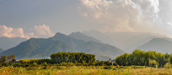 中国陕西省西安市秦岭北麓山脉秋天的自然风景