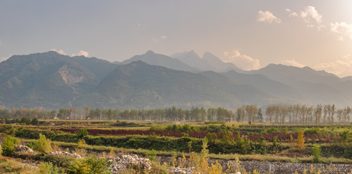 中国陕西省西安市秦岭北麓山脉秋天的自然风景