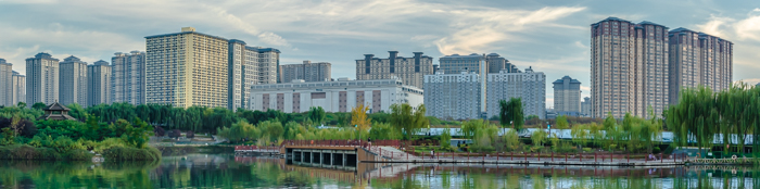 中国陕西省西安汉城湖公园秋天的美丽风景与景观全景图