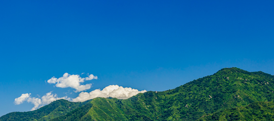 中国陕西省西安市秦岭北麓山脉夏天的自然风景全景图