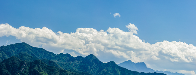 中国陕西省西安市秦岭北麓山脉夏天的自然风景全景图