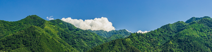 中国陕西省西安市秦岭北麓山脉夏天的自然风景全景图