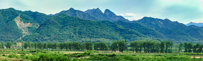 中国陕西省西安市秦岭北麓山脉夏天的自然风景全景图