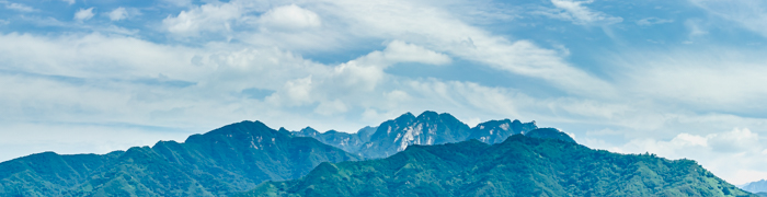 中国陕西省西安市秦岭北麓山脉夏天的自然风景全景图