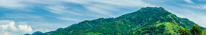 中国陕西省西安市秦岭北麓山脉夏天的自然风景全景图