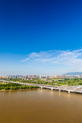 秋天的中国陕西西安浐灞生态区鸟瞰风景