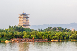 夏天中国陕西省西安市浐灞生态区灞河远眺长安塔风景