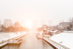 冬天的夕阳下的中国陕西西安环城公园与护城河雪景