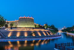 夏天傍晚的中国陕西西安市中心明城墙西南角与环城公园护城河景观