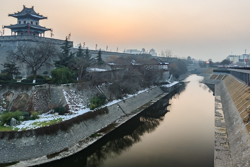 冬天中国陕西西安明城墙东北角环城公园雪景