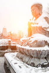 夕阳下的中国陕西省西安市大慈恩寺遗址公园佛像雪景