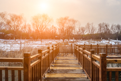 初春夕阳下的中国陕西西安浐灞生态区雪景