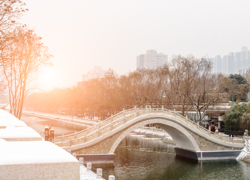 冬天中国陕西西安明城墙环城公园夕阳雪景