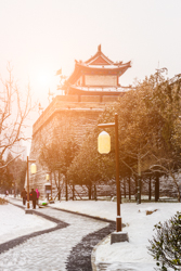 夕阳下的中国陕西省西安市六百年历史明朝城墙与城楼雪景