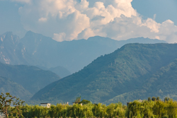 中国陕西西安秦岭北麓山脉山下风景