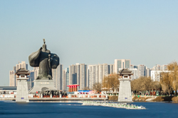 冬天的中国陕西西安汉城湖汉武大帝像远眺景观风景