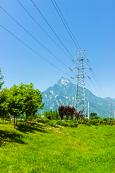 夏天的中国陕西西安秦岭北麓山脉高压电塔