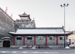 冬天中国陕西西安明城墙仿古建筑雪景