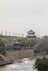 冬天的中国陕西西安明城墙与环城公园景观雪景