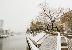 冬天中国陕西西安明城墙环城公园雪景