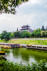 夏天中国陕西西安明城墙环城公园景观风景