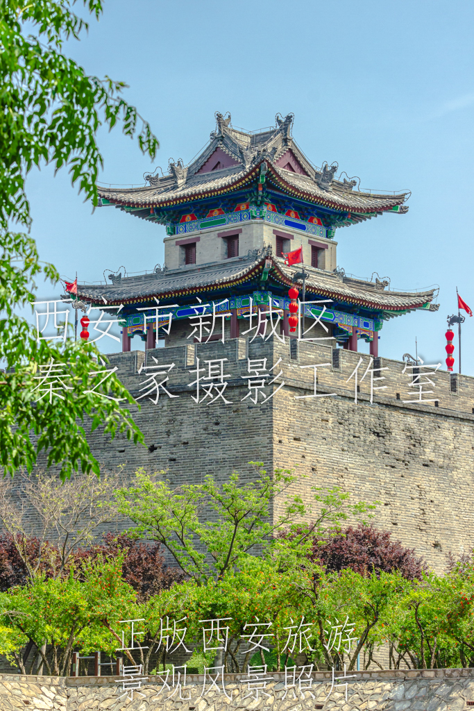 夏天的中国陕西西安市中心明城墙城楼景观