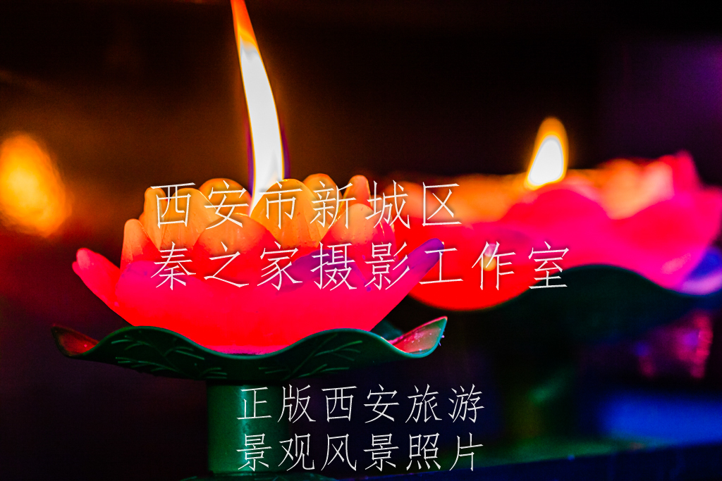 佛寺夜晚燃烧的佛教莲花烛灯